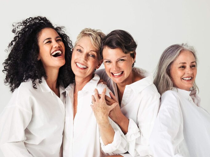 Vier verschiedene Frauen in weißen Hemden | © Getty Images/jacoblund