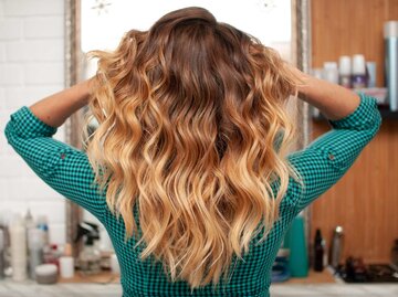 Frau mit welligen Haaren von hinten fotografiert | © Getty Images/oksy001