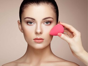 Frau mit Beautyblender | © Getty Images/heckmannoleg