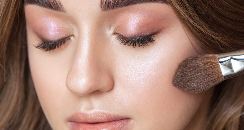 Porträt eines schönen brünetten Mädchens mit schönem frischem Make-up und gesunder Haut | © Getty Images/dimid_86