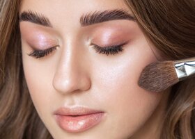 Porträt eines schönen brünetten Mädchens mit schönem frischem Make-up und gesunder Haut