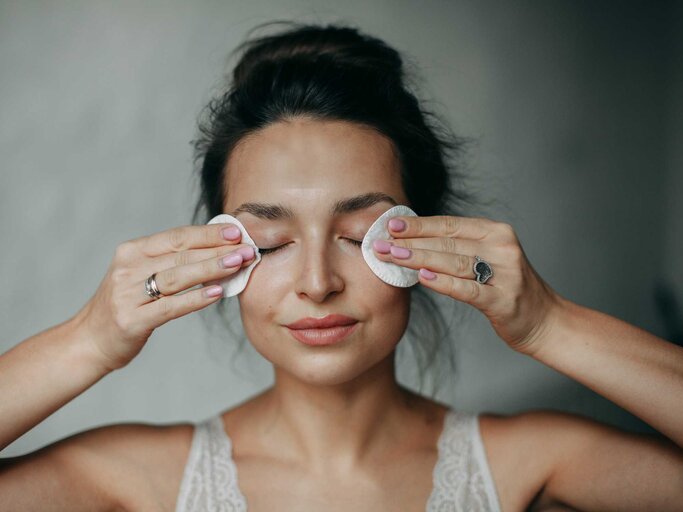 Frau schminkt sich mit zwei Pads die Augen ab | © Getty Images/Aleksandra Shamomina/EyeEm