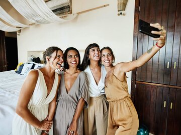 Gruppe auf Hochzeit macht Selfie | © Getty Images/Thomas Barwick