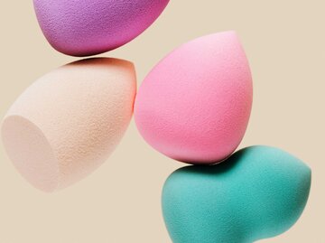 Bunte Beautyblender vor gelben Hintergrund. | © Getty Images / yrabota