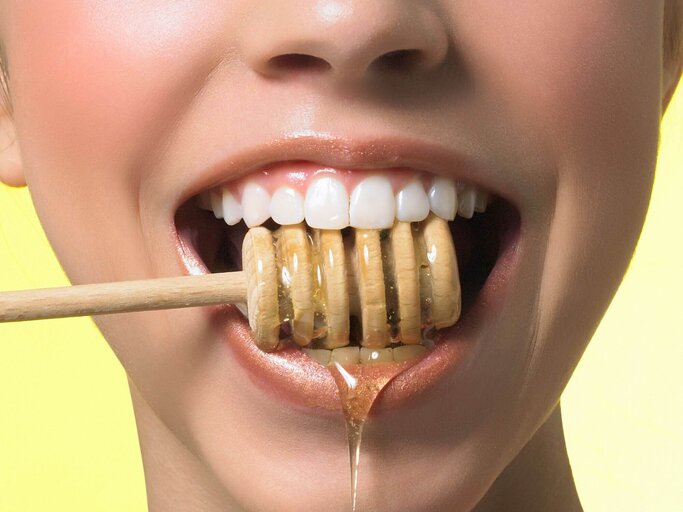 Person mit Honiglöffel im Mund | © Getty Images/ereidveto