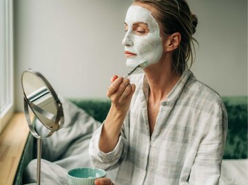 Frau bei der Skincare Routine | © Getty Images/ilona titova