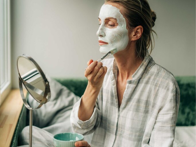 Frau bei der Skincare Routine | © Getty Images/ilona titova