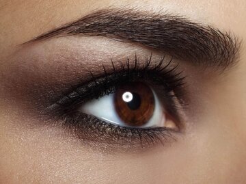 Braunes Auge mit Lidschatten | © Getty Images/Anmfoto
