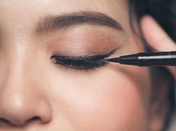 Nahaufnahme geschlossenes Auge einer Frau mit Eyeliner-Strich | © Adobe Stock/makistock