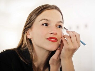 Junge Frau trägt Eyeliner auf | © Getty Images/bowie15