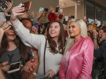Kylie Jenner mit Fans | © gettyimages.de | Rick Kern 