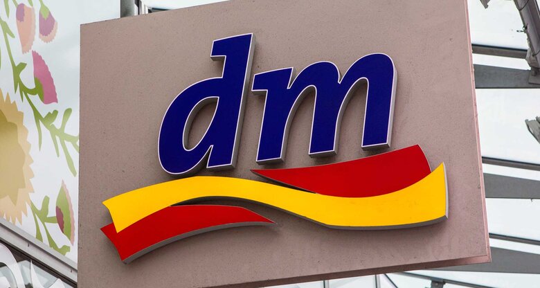 Logo der Drogerie dm | © Adobe Stock/chrisdorney