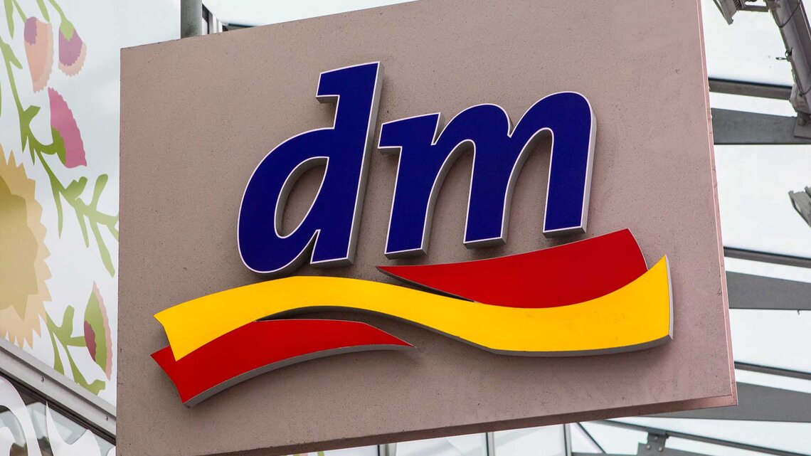 Logo der Drogerie dm | © Adobe Stock/chrisdorney