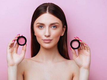 Frau mit Rouge in der Hand | © iStock / Margaryta Basarab