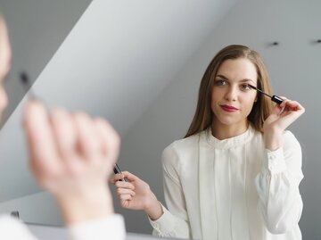 Frau schminkt sich die Augen | © DR. GRANDEL