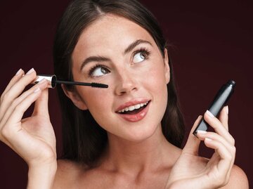 Frau mit Mascara | © Adobe Stock/Drobot Dean