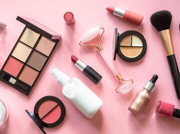 Make-up und Beauty-Produkte auf einem rosafarbenen Hintergrund | © Adobe Stock/nadianb