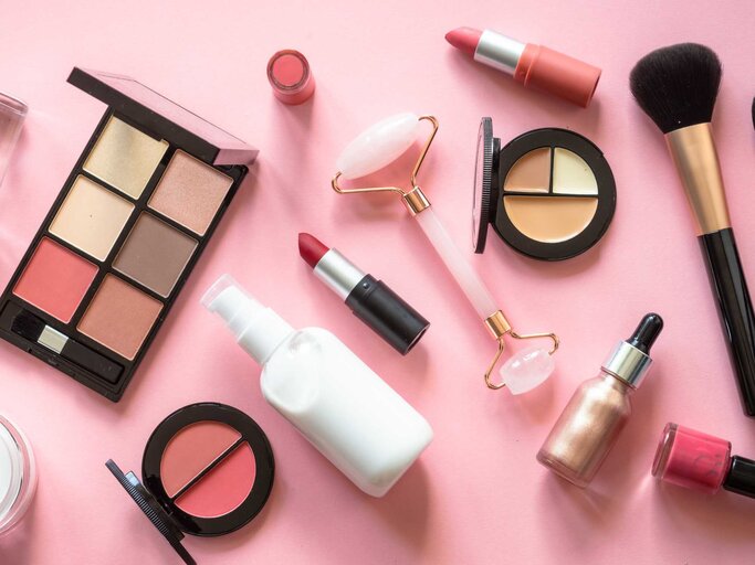 Make-up und Beauty-Produkte auf einem rosafarbenen Hintergrund | © Adobe Stock/nadianb