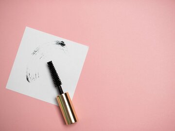 Mascara auf rosa Hintergrund | © Getty Images/Emilija Manevska