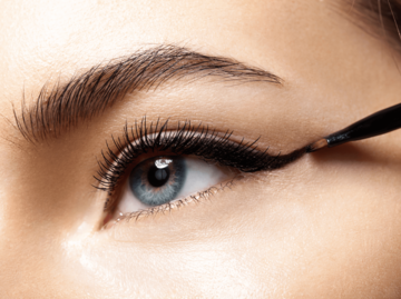 Frau trägt Eyeliner auf | © Getty Images/deniskomarov