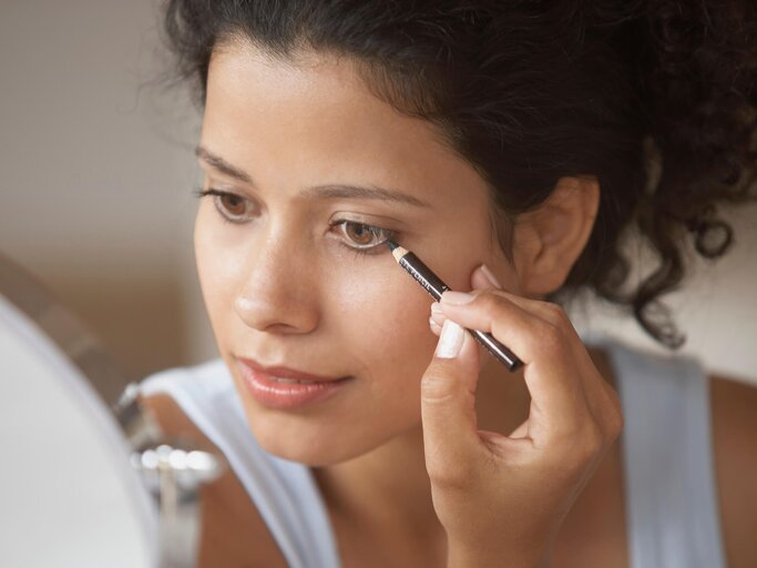 Frau trägt Eyeliner auf | © Getty Images/Ariel Skelley