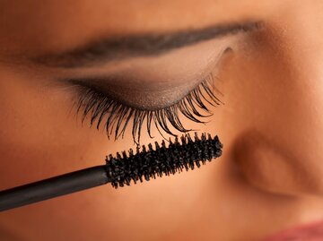 Frau tuscht sich die Wimpern | © Getty Images/VladimirFLoyd