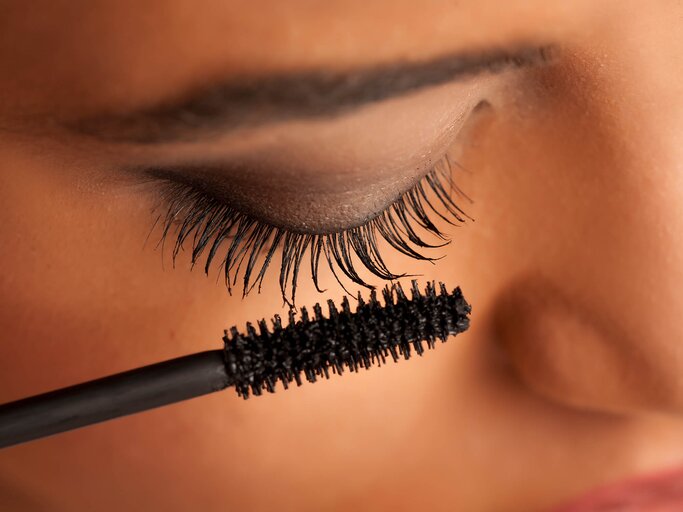 Frau tuscht sich die Wimpern | © Getty Images/VladimirFLoyd