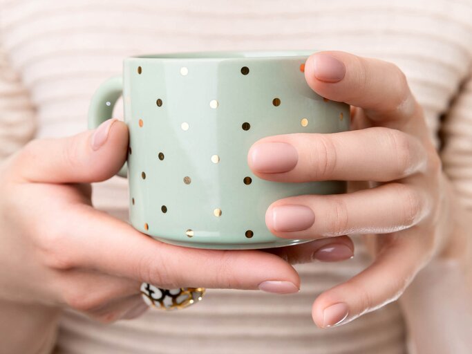 Frau trägt als Nagellack French Pink | © Getty Images/Dariia Chernenko