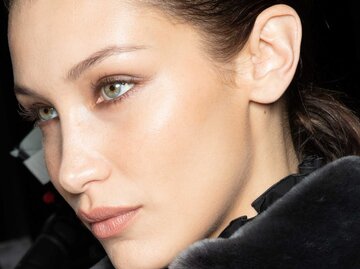 Bella Hadid Backstage-Aufnahme des Makeup | © Getty Images/Rosdiana Ciaravolo 