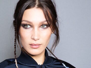 Mode Bella Hadid mit Smudged Smokey Eyes | © Getty Images/Rosdiana Ciaravolo 