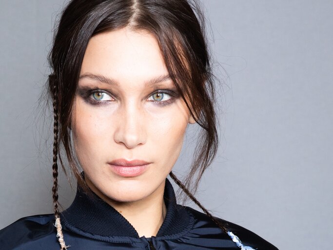 Mode Bella Hadid mit Smudged Smokey Eyes | © Getty Images/Rosdiana Ciaravolo 