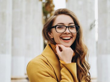 Schöne Frau mit Brille | © Getty Images/Olena Ruban