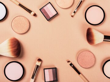 Aufnahme von Make-up-Pinseln und Pudern | © Getty Images/Iana Kunitsa