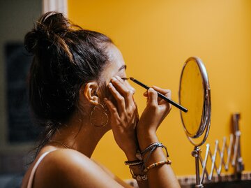 Frau trägt Eyeliner auf | © Getty Images/Carol Yepes