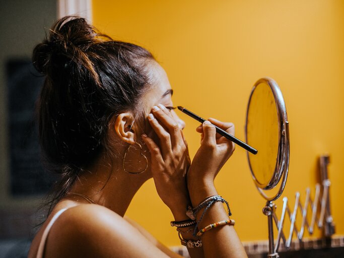 Frau trägt Eyeliner auf | © Getty Images/Carol Yepes