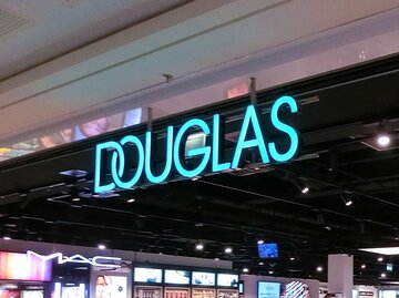 Douglas Store Logo | © Adobe Stock/Solarisys