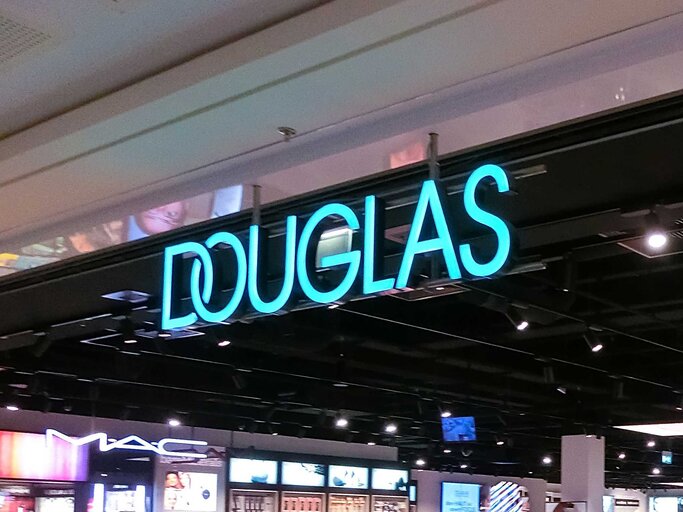 Douglas Store Logo | © Adobe Stock/Solarisys