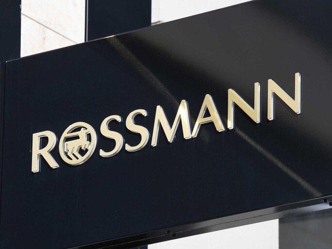 Schwarzes Rossmann Logo | © Adobe Stock/nmann77