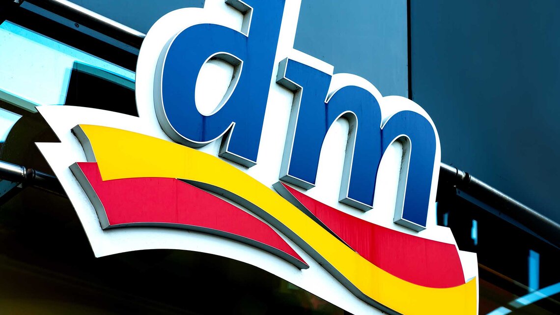 Großes dm Logo an einer Hauswand. | © Adobe Stock/EKH-Pictures