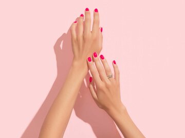 Pink lackierte Fingerägel auf rosa Hintergrund | © Adobe Stock/Darya Lavinskaya
