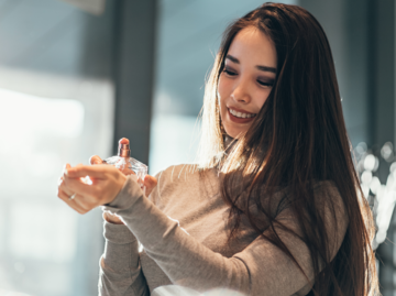 Frau trägt Parfum auf | © Getty Images/Alina Gainanova/EyeEm