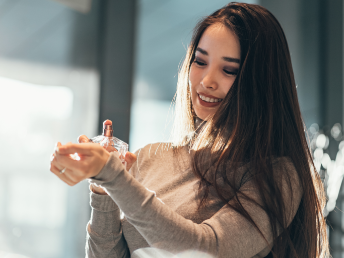 Frau trägt Parfum auf | © Getty Images/Alina Gainanova/EyeEm