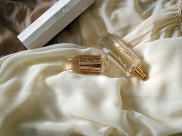 Parfum Flacon liegt in Laken | © Getty Images/Kristina Strasunske