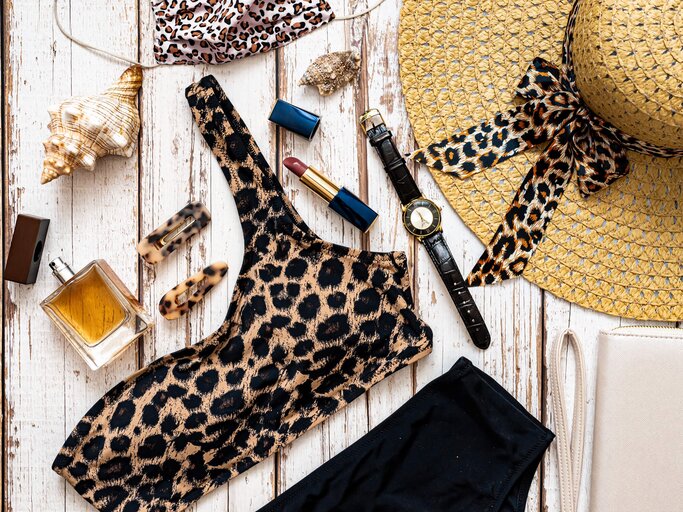 Urlaubs Flat Lay mit Bikini und Parfum | © Getty Images/Anna Korneva