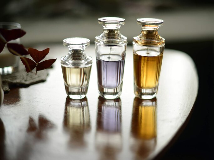 3 Parfum-Flakons | © Getty Images/Kristina Strasunske