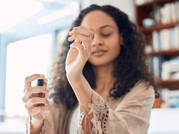 Frau sprüht Parfum ans Handgelenk | © Getty Images/PeopleImages