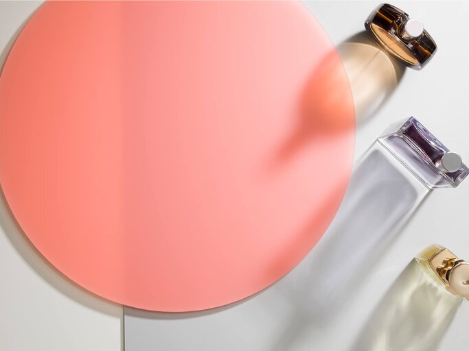 3 Parfums stehen neben rosafarbenem Kreis | © Getty Images/Daniel Day
