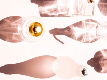 Parfum mit Schatten auf rosa Hintergrund | © Getty Images/Studio Doros