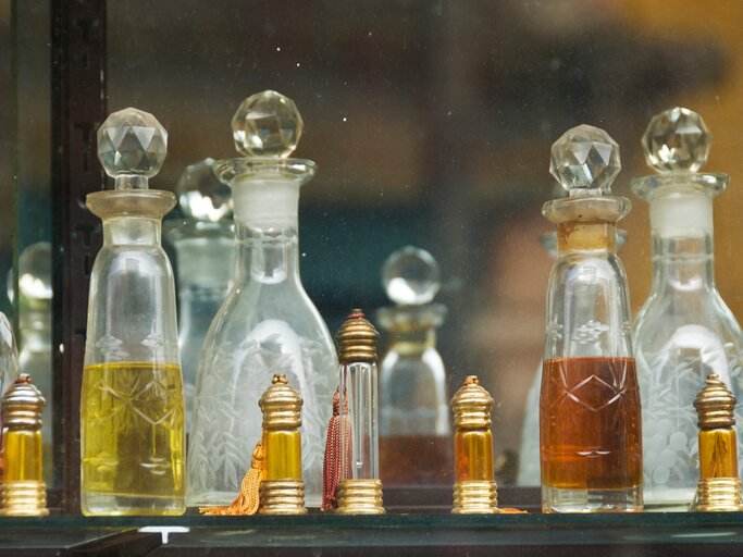 Parfum in unterschiedlichen Flacons abgefüllt | © Getty Images/John Elk III