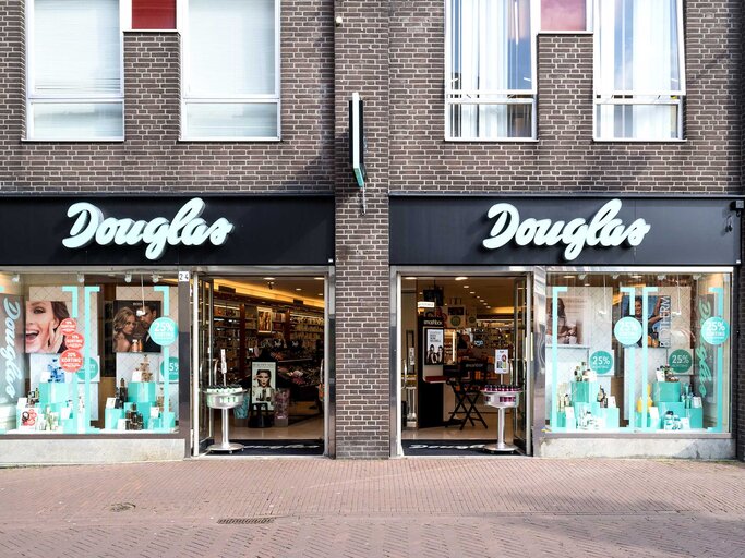 Douglas Store von außen | © Adobe Stock/Björn Wylezich